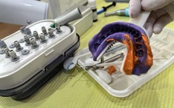 种牙器械都放在胸上