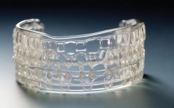 矫正牙齿的导板是什么？矫正过程中它究竟有何关键作用？