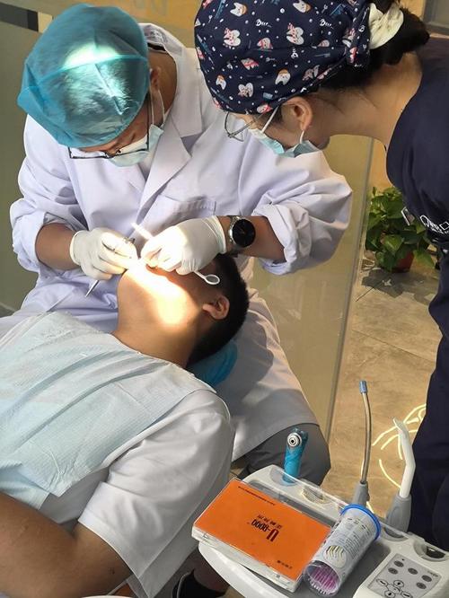 梅志强正畸网络直播课能学到哪些实用的正畸临床技巧与经验？-图1