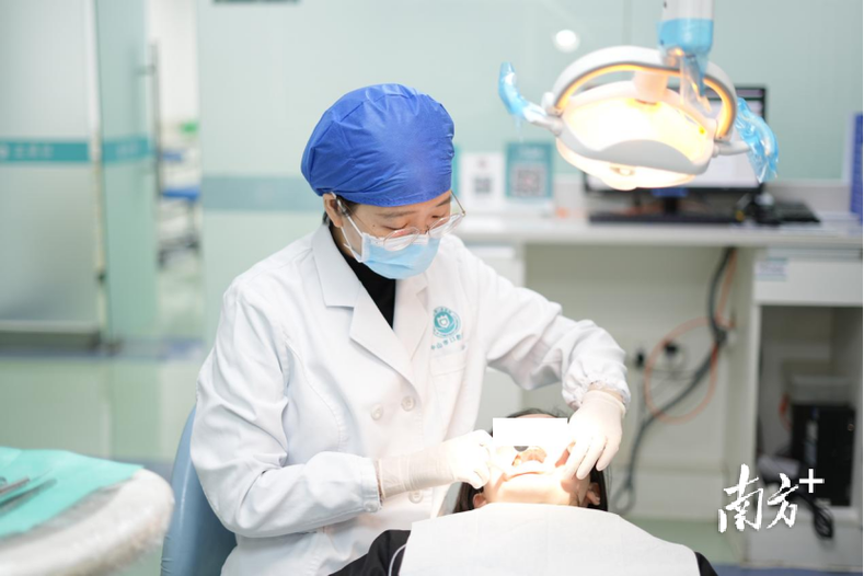 当牙齿排列不齐与颌骨发育异常并存时，患者应优先选择口腔外科矫正还是口腔正畸治疗，两者如何协同以兼顾功能与美学？-图3