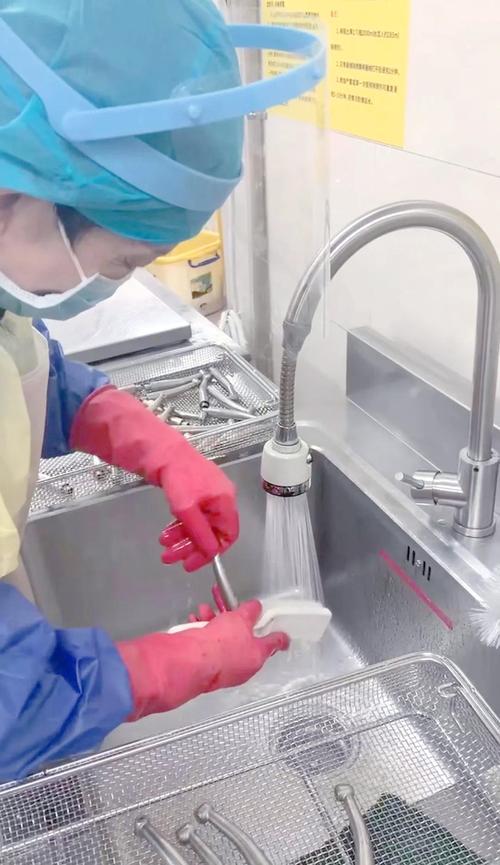 口腔科手机清洗的关键步骤有哪些？不同型号手机的清洗方法有何差异？-图1