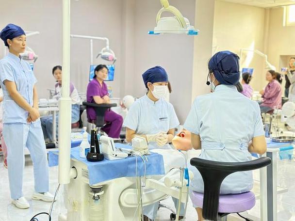 北大口腔正畸中心培训的课程内容有哪些？是否涵盖数字化正畸与经典技术的融合教学？-图2