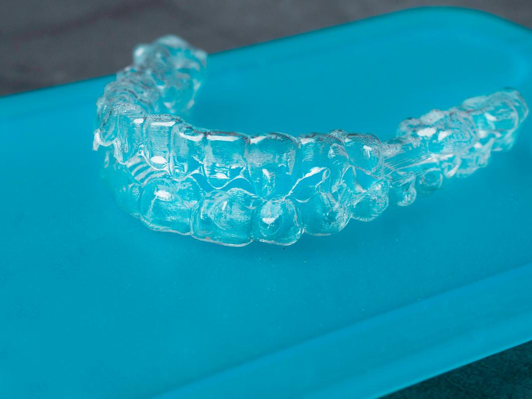 矫正牙齿时正畸托槽怎么选？金属、陶瓷、隐形托槽的优缺点、适用人群及矫正效果有何差异？-图2