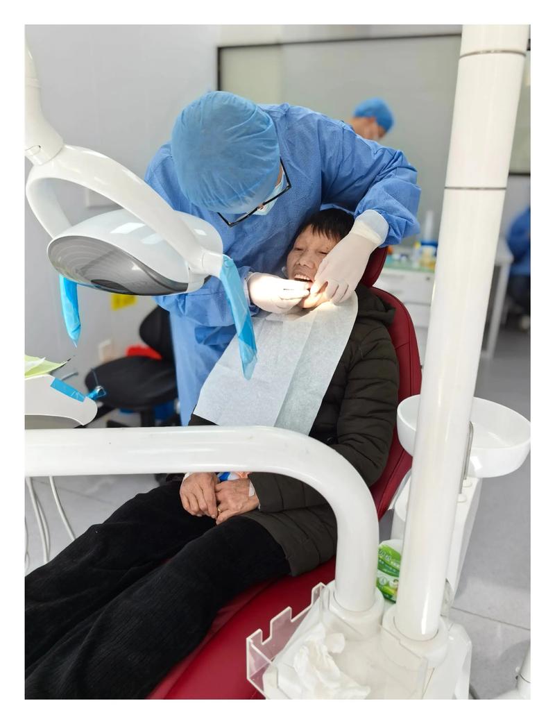 60多岁能种牙吗？高龄种牙受身体状况影响吗？有哪些注意事项需要了解？-图2