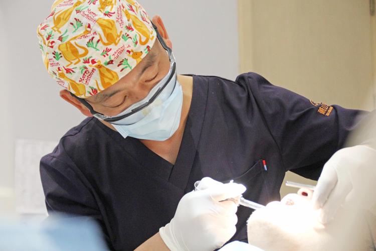 山西口腔医院种牙技术怎么样？种植体品牌、医生资质、价格透明度和术后效果有哪些需要注意的？-图2