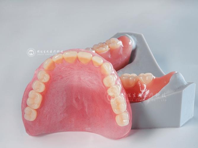 如何正确佩戴塑料义齿？具体操作步骤是什么？-图3