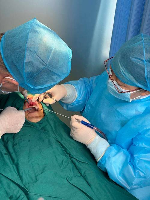 种牙手术痛苦吗-图2