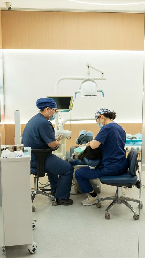 上海种牙专业怎么选？关键看种植医生与资质-图2