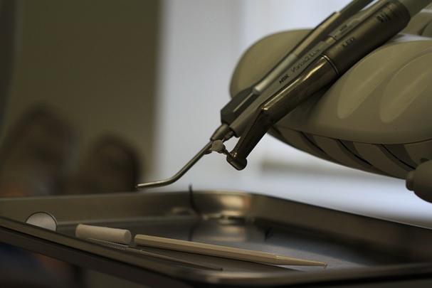 正畸橡皮圈戴了特别疼，正常吗？怎么缓解？-图1