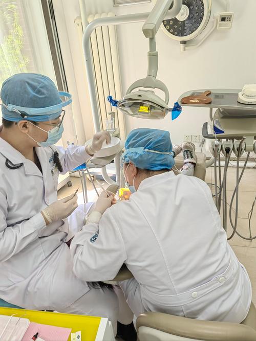 正畸科补牙？矫正期间能同时补牙吗？-图1