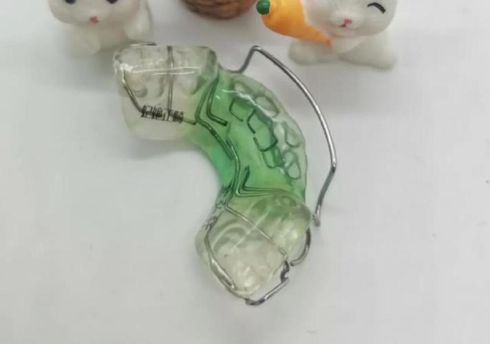 正畸端部钢丝刮伤口腔，原因何在？如何有效处理？-图1