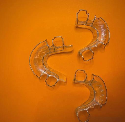 矫正牙齿后，保持器到底要戴多久？-图3