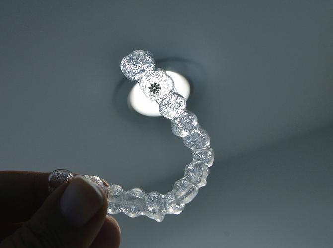 隐形矫正真的隐形吗？效果如何？适合哪些人？-图2